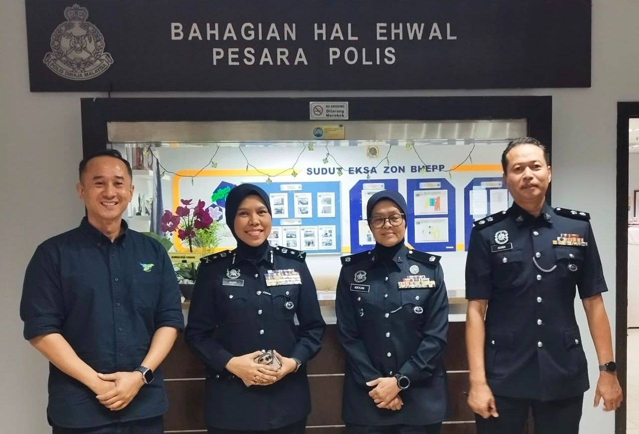 Pengarah Operasi dan Perhubungan KHOM MALAYSIA, En Nik Effendy bersama SAC Alina binti Saad, Ketua Penolong Pengarah Pengurusan, Hal Ehwal Pesara Polis.(HEPP)